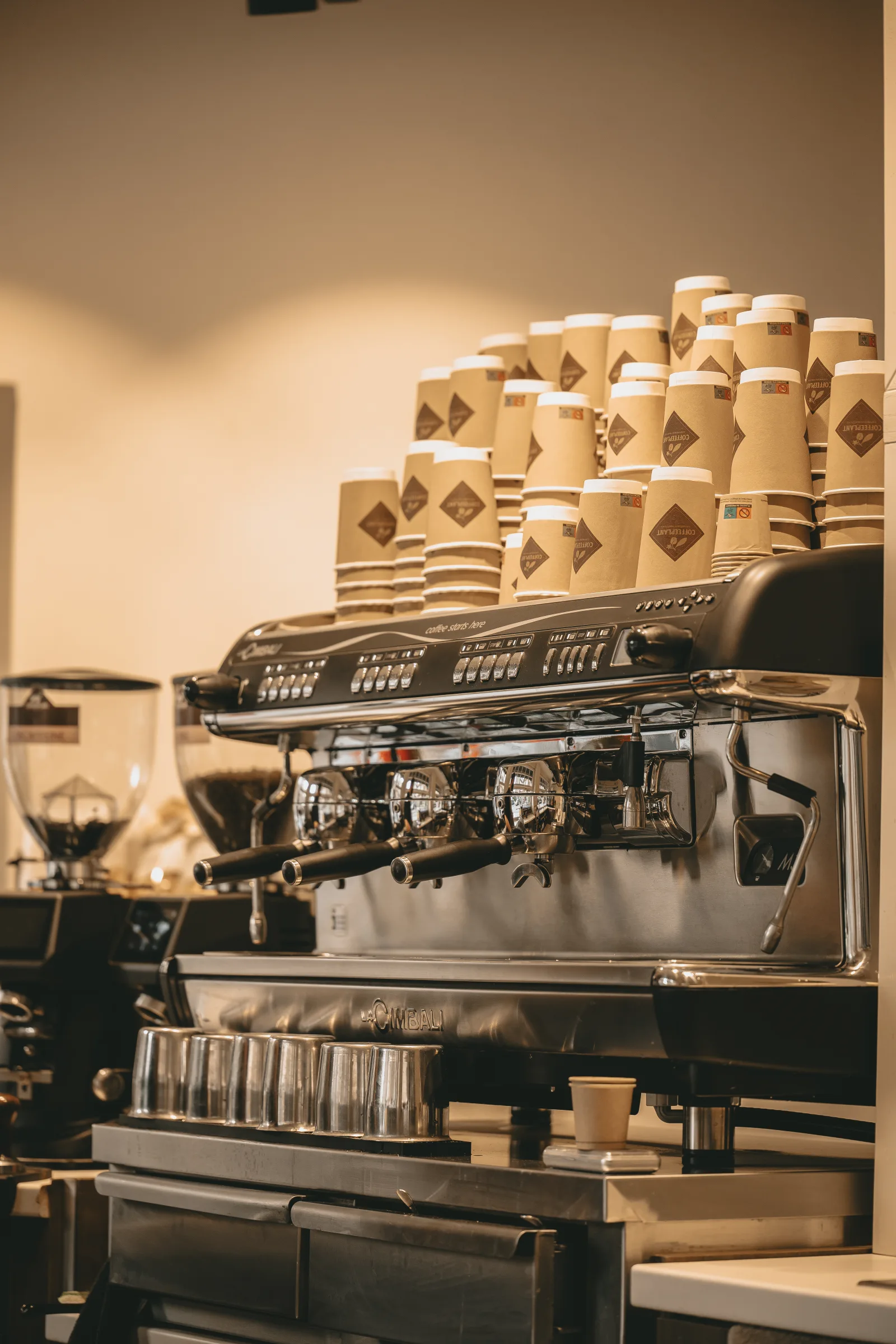 Μηχανή espresso και ποτήρια CoffeePlant στο κατάστημα