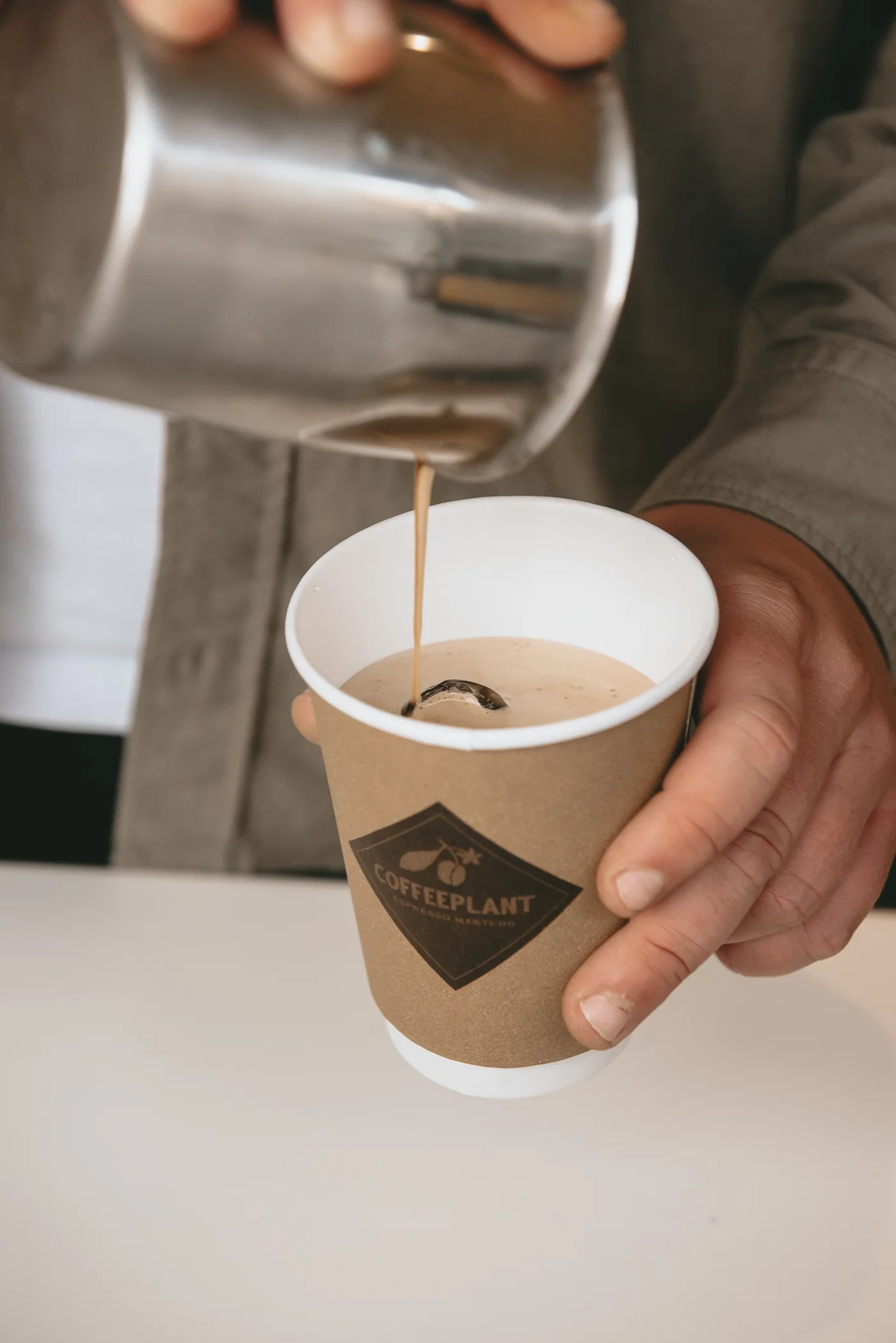 Προετοιμασία παγωμένου καφέ σε ποτήρι CoffeePlant